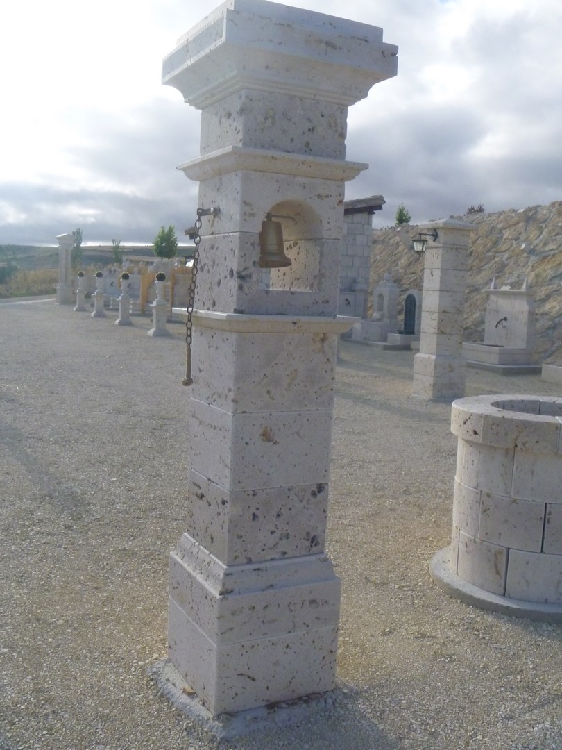 Pilares entrada con distintos apliques ornamentales